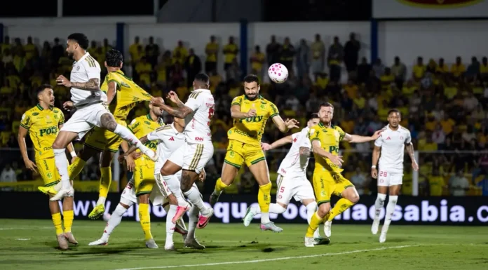 Com um a mais, Mirassol vence e complica Internacional no Brasileirão Com um a mais, Mirassol vence e complica Internacional no Brasileirão
