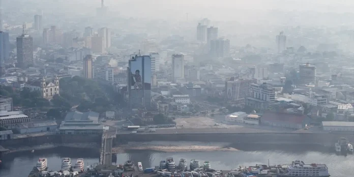 Queimadas no AM: escolas e universidades suspendem aulas em Manaus Queimadas no AM: escolas e universidades suspendem aulas em Manaus