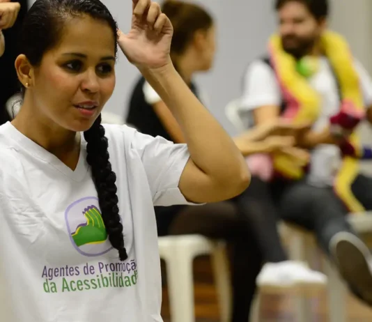 Eleitores surdos terão atendimento em libras online no 2º turno em SP Eleitores surdos terão atendimento em libras online no 2º turno em SP