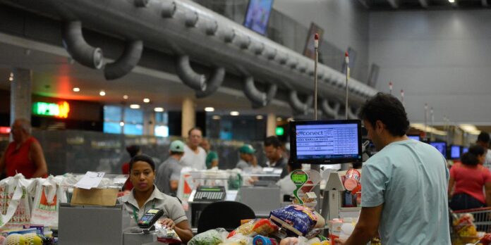 Trabalhadores em serviço neste domingo podem se ausentar para votar