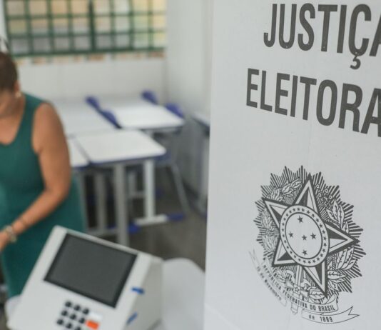 Apenas seções eleitorais ainda abertas terão votação até as 19h Apenas seções eleitorais ainda abertas terão votação até as 19h