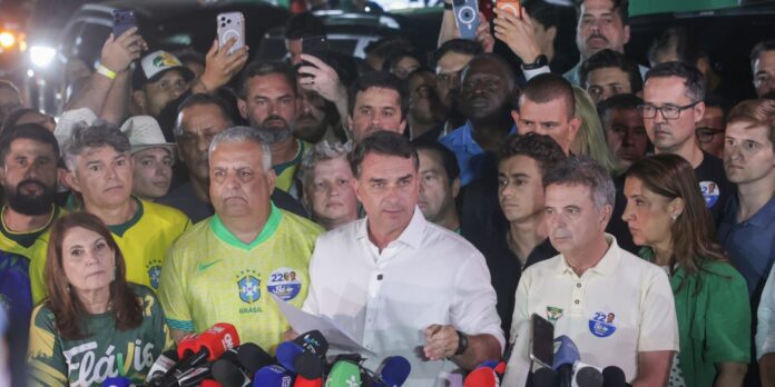 Candidato Flávio Bolsonaro diz que não reconhece vitória de opositor Candidato Flávio Bolsonaro diz que não reconhece vitória de opositor