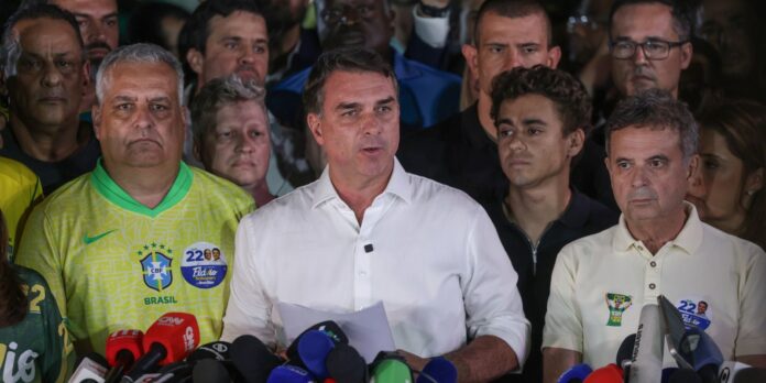 Flávio é proibido de deixar o país e terá que entregar passaportes