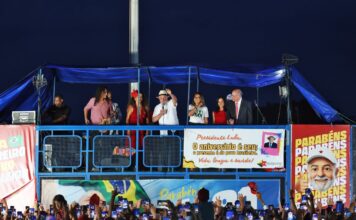 Lula classifica saída de Flávio Bolsonaro do Brasil como “vergonhosa” Lula classifica saída de Flávio Bolsonaro do Brasil como “vergonhosa”