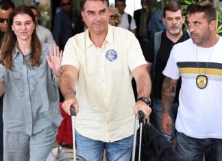 Após fuga, EUA vão emitir visto para Flávio Bolsonaro e família Após fuga, EUA vão emitir visto para Flávio Bolsonaro e família