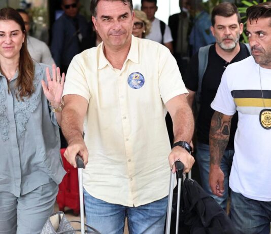 Após fuga, EUA vão emitir visto para Flávio Bolsonaro e família Após fuga, EUA vão emitir visto para Flávio Bolsonaro e família