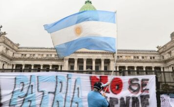 Milei lança plano para demitir 21 mil servidores na Argentina