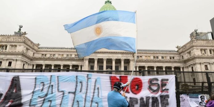 2026-08-07t000000z_1074370976_mt1ltana000kslzns_rtrmadp_3_america-argentina-congress-demostration-la.jpeg