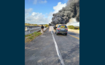 Carreta Com Biodiesel Tomba, Pega Fogo E Interdita BR-101 Na Divisa Entre Bahia E Sergipe