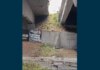Caminhão-tanque Tomba E Provoca Vazamento De Combustível Em Viaduto Na Bahia